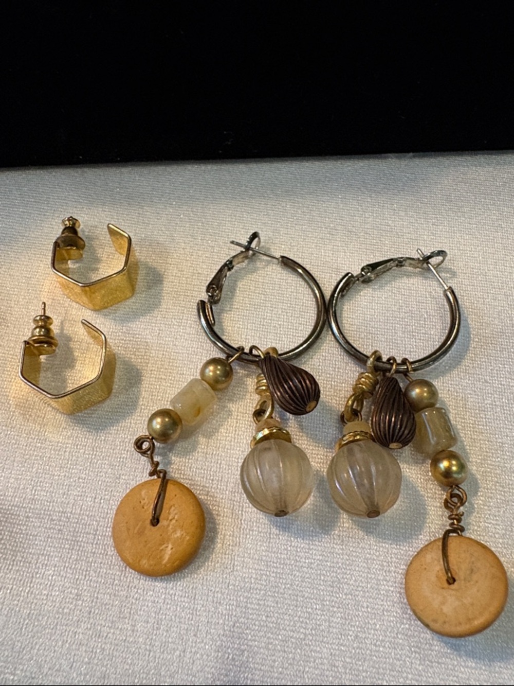 Source Unknown Beige and Gold Mixed-Metal Dangle Hoop Earrings